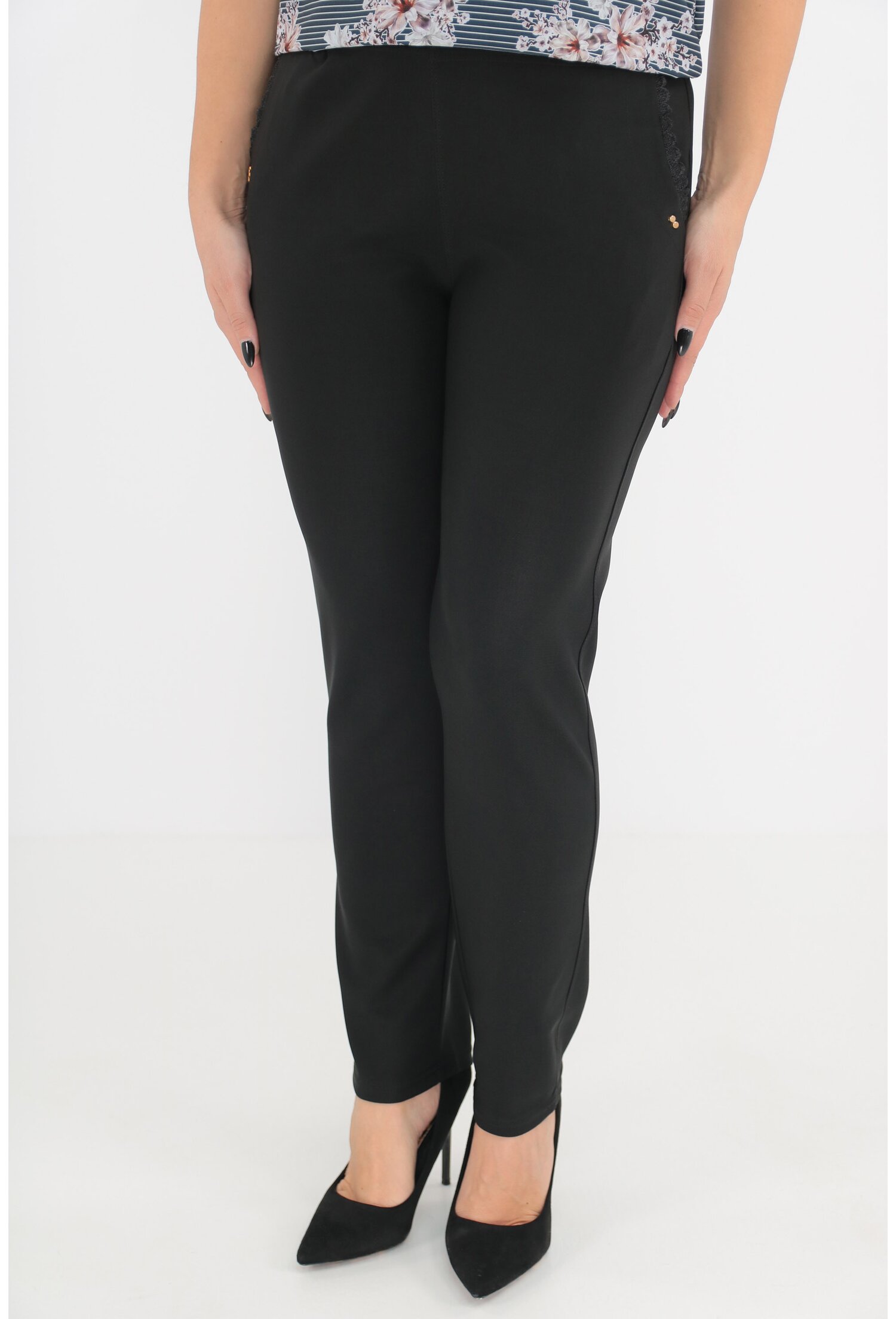 Pantaloni uni negri cu dantela la buzunare
