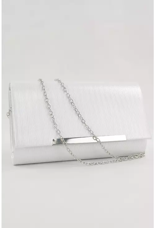 Plic alb-perlat din material texturat cu accesoriu argintiu
