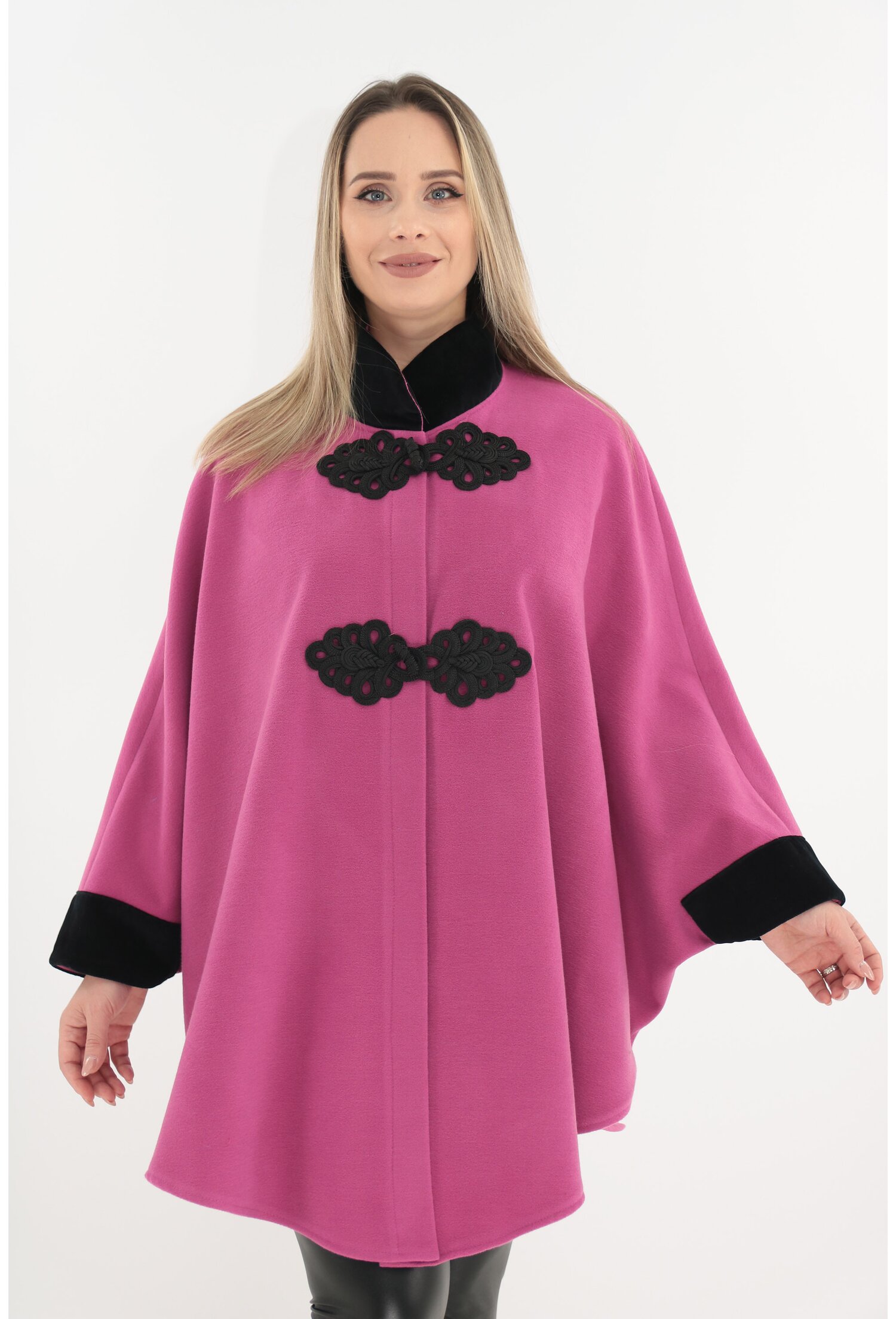 Poncho fucsia cu insertii din catifea neagra