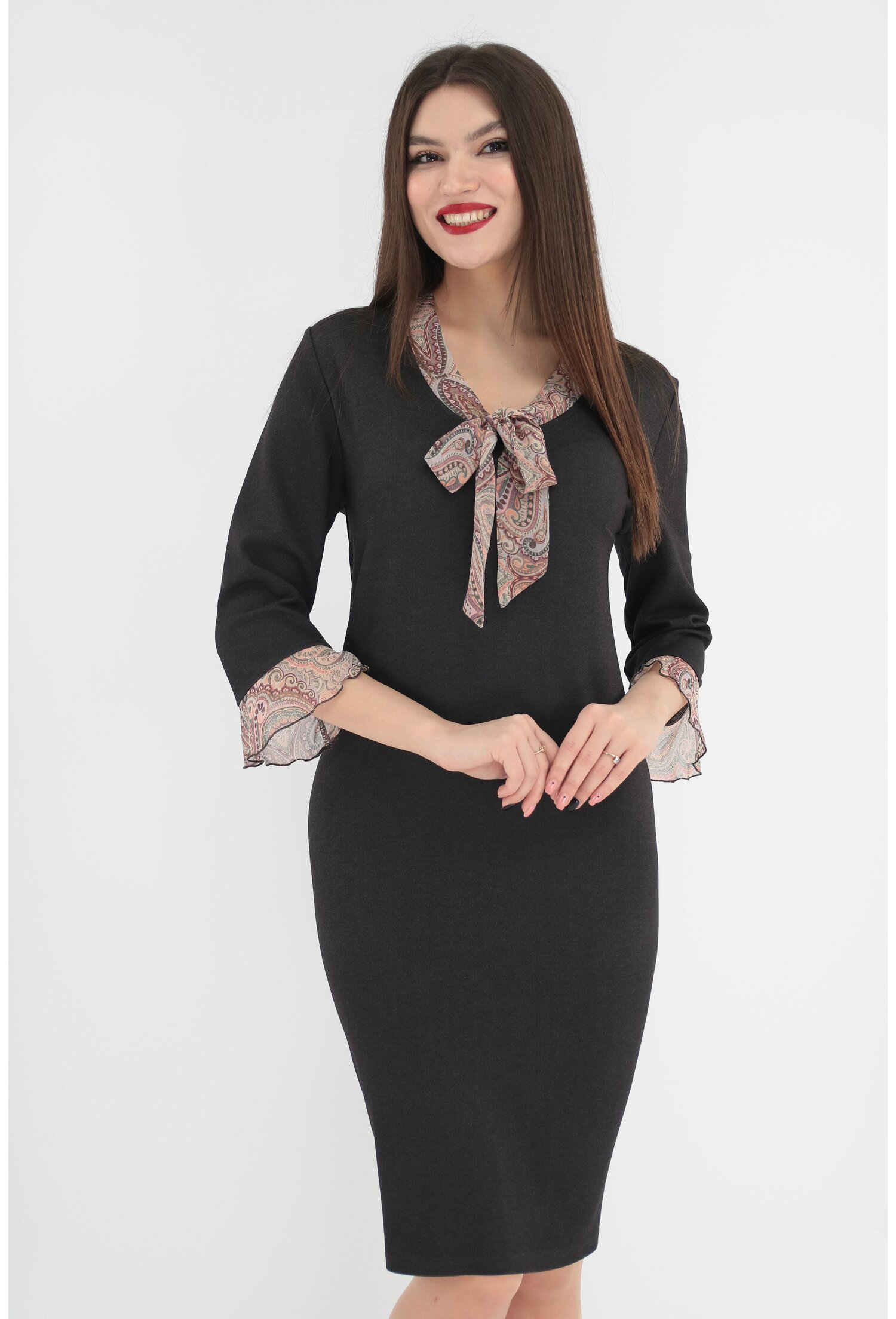 Rochie antracit cu volane la mansete si esarfa bej cu imprimeu abstract