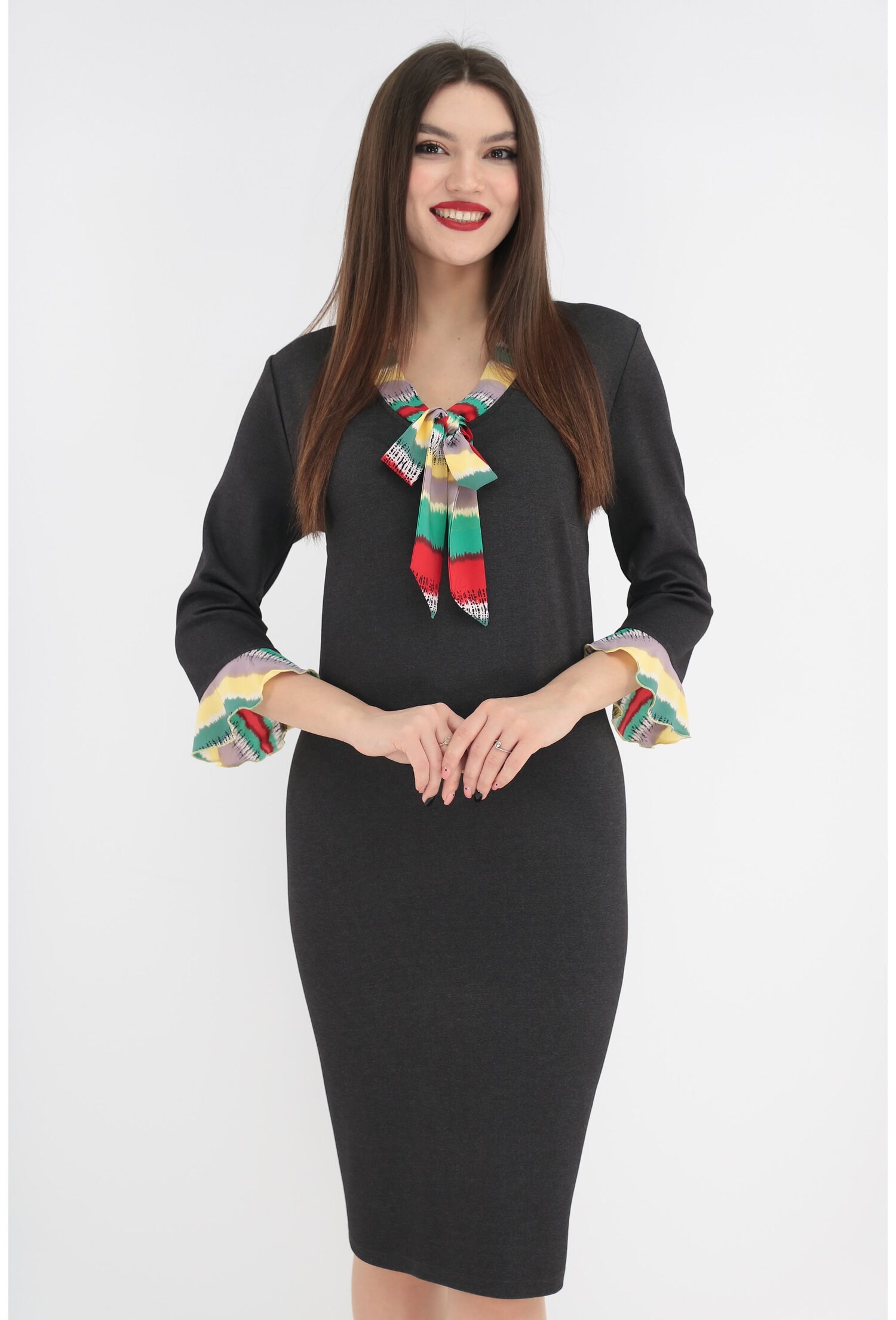 Rochie antracit cu volane la mansete si esarfa multicolora