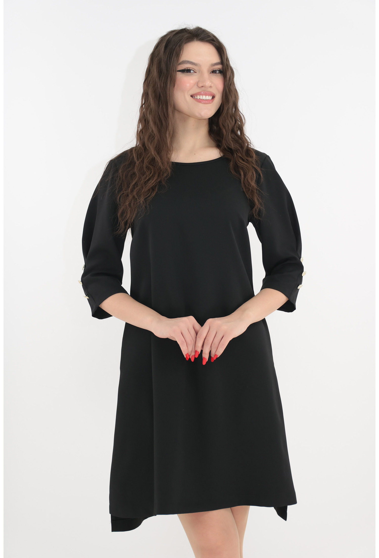 Rochie cocktail neagra cu accesorii aurii si lantisor