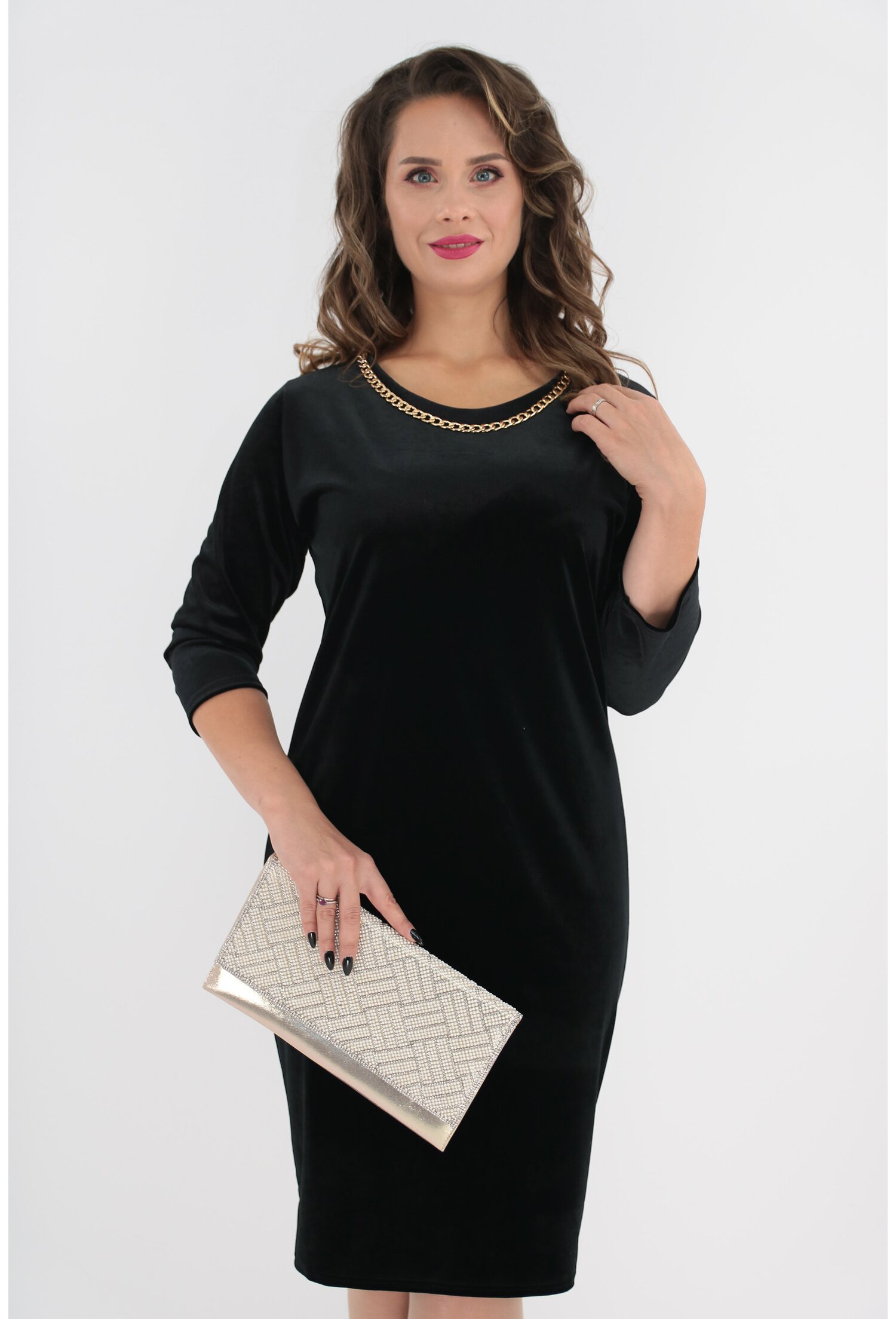 Rochie din catifea neagra cu lant auriu
