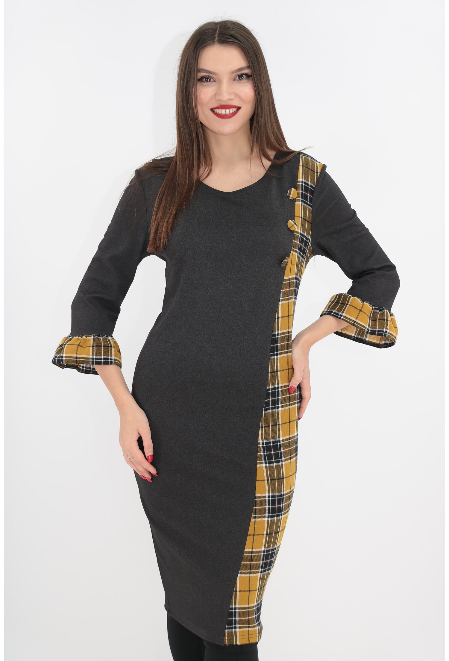 Rochie din jerse gri inchis cu garnituri in carouri mustar