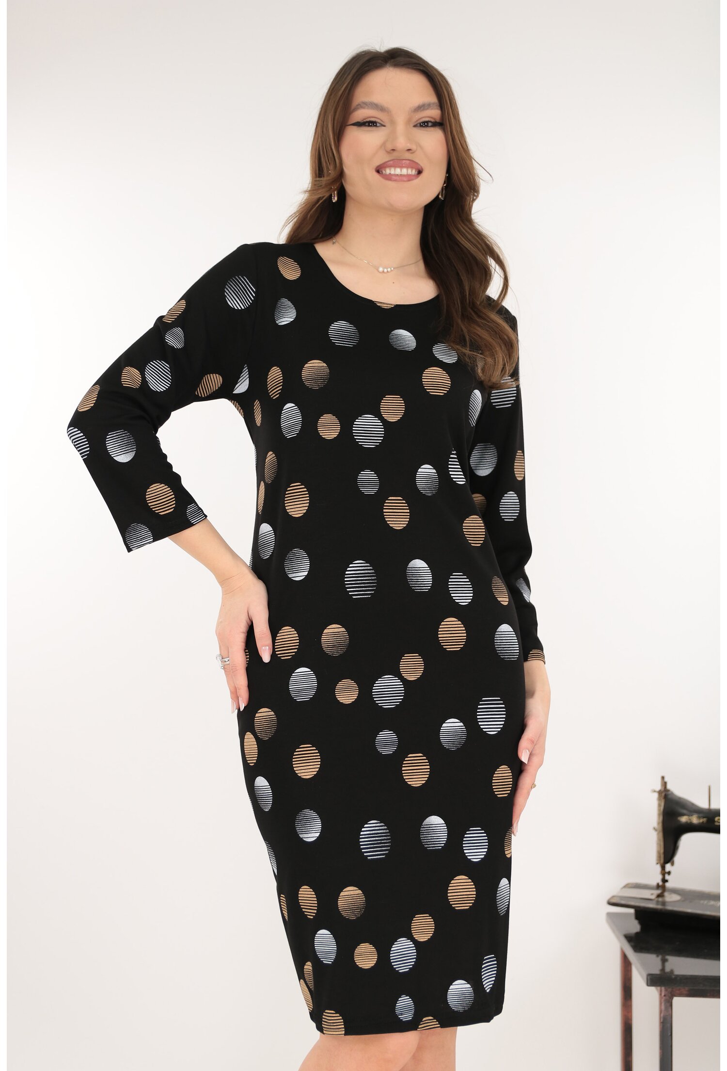 Rochie dreapta neagra cu buline gri si bej