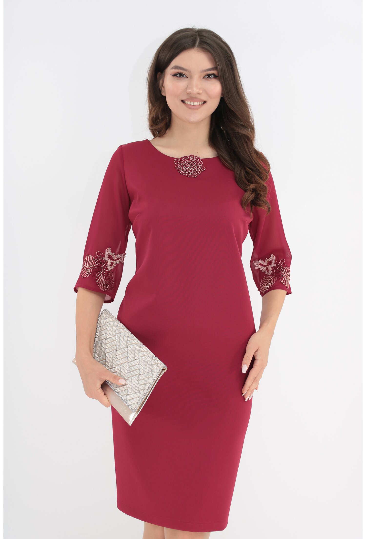 Rochie eleganta bordo cu broderie aplicata