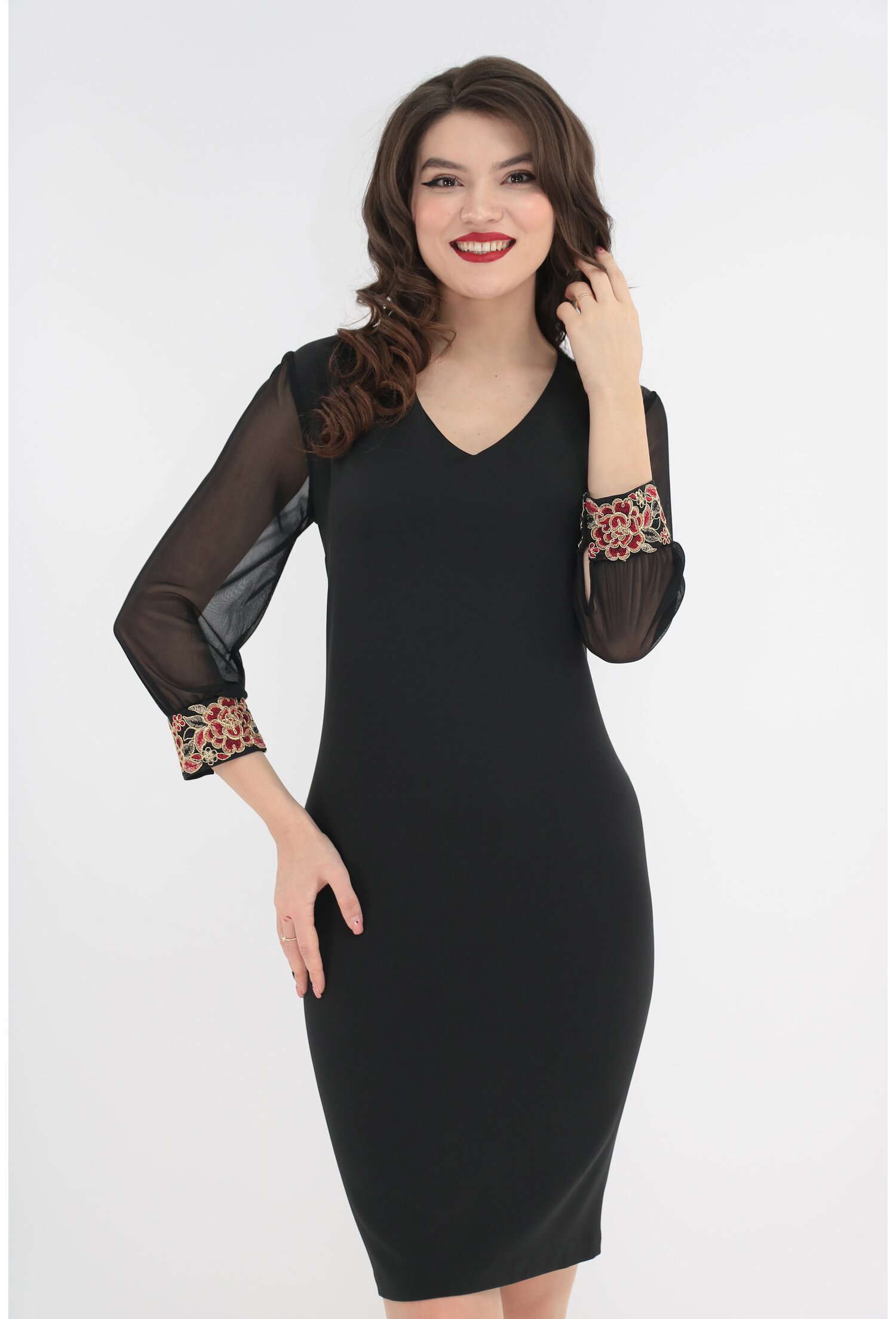 Rochie eleganta neagra cu broderie aurie la mansete