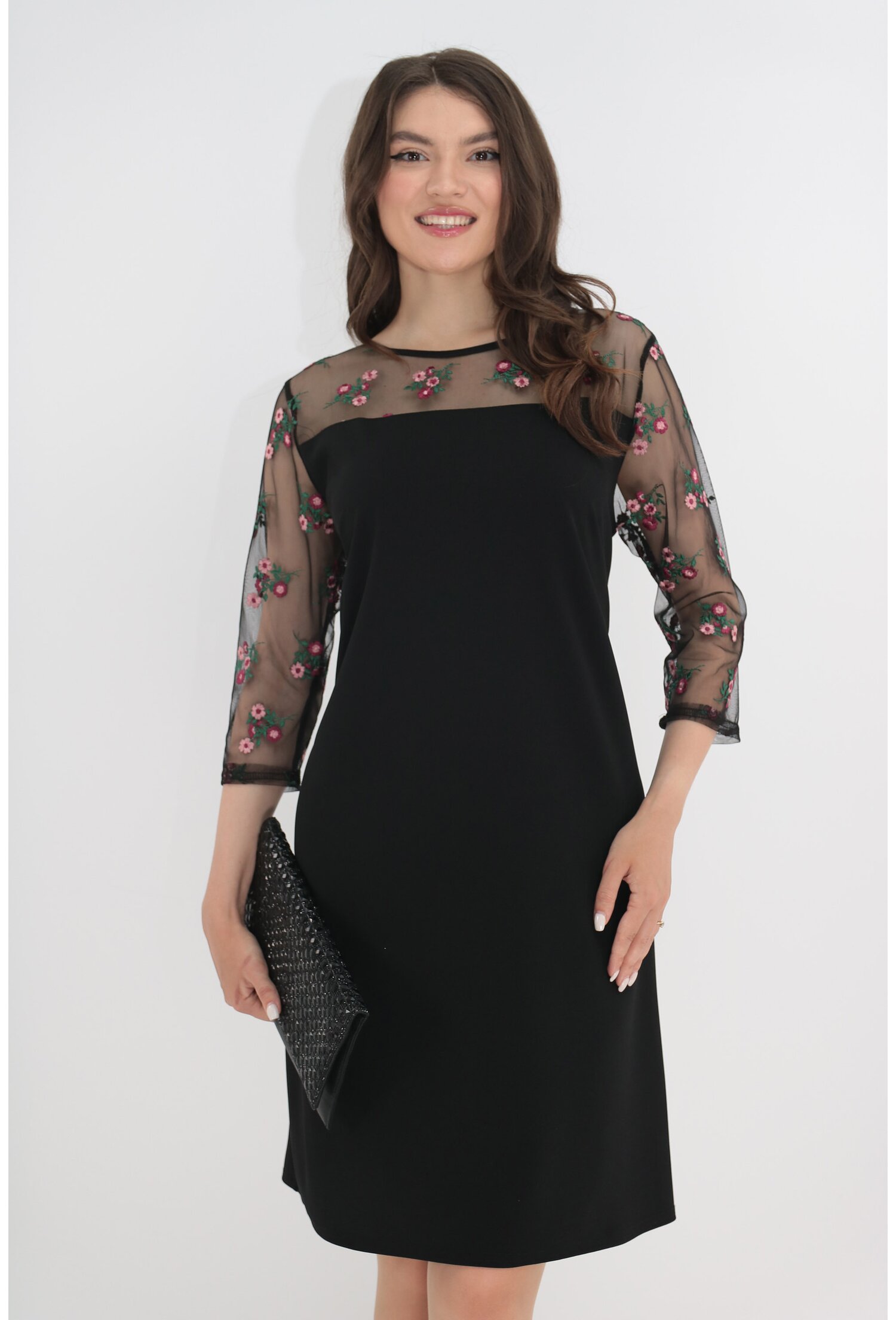 Rochie neagra cu broderie florala roz