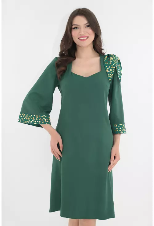 Rochie eleganta verde cu garnituri aurii