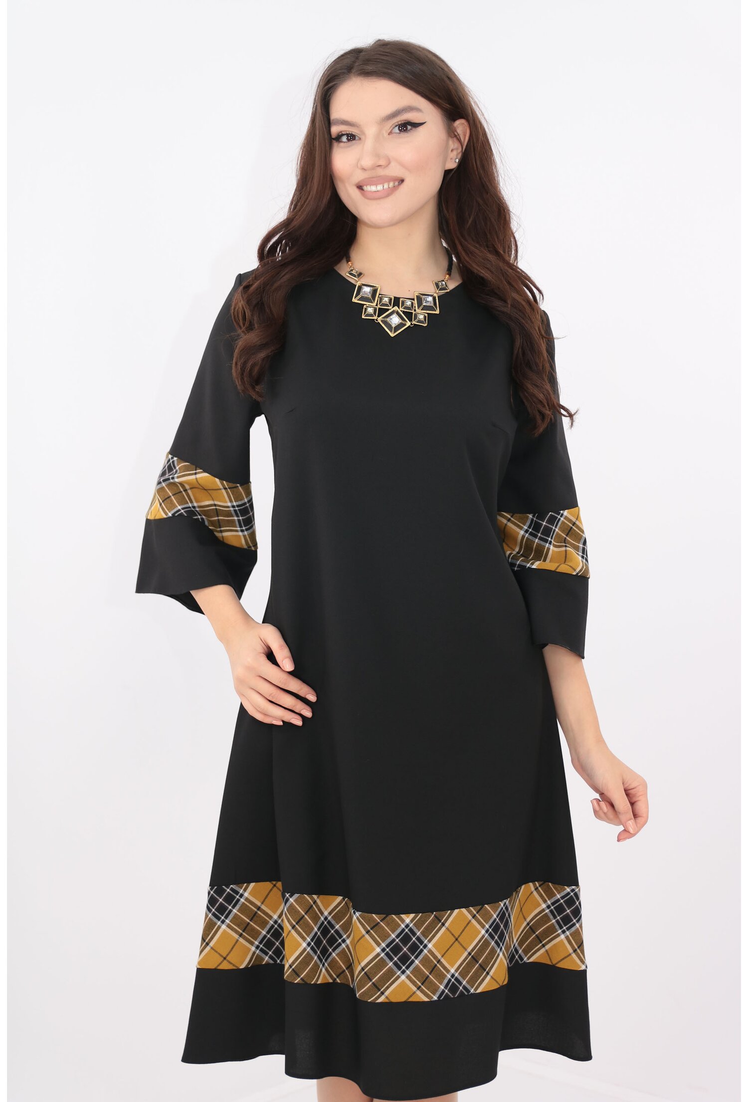 Rochie evazata neagra cu insertii mustar