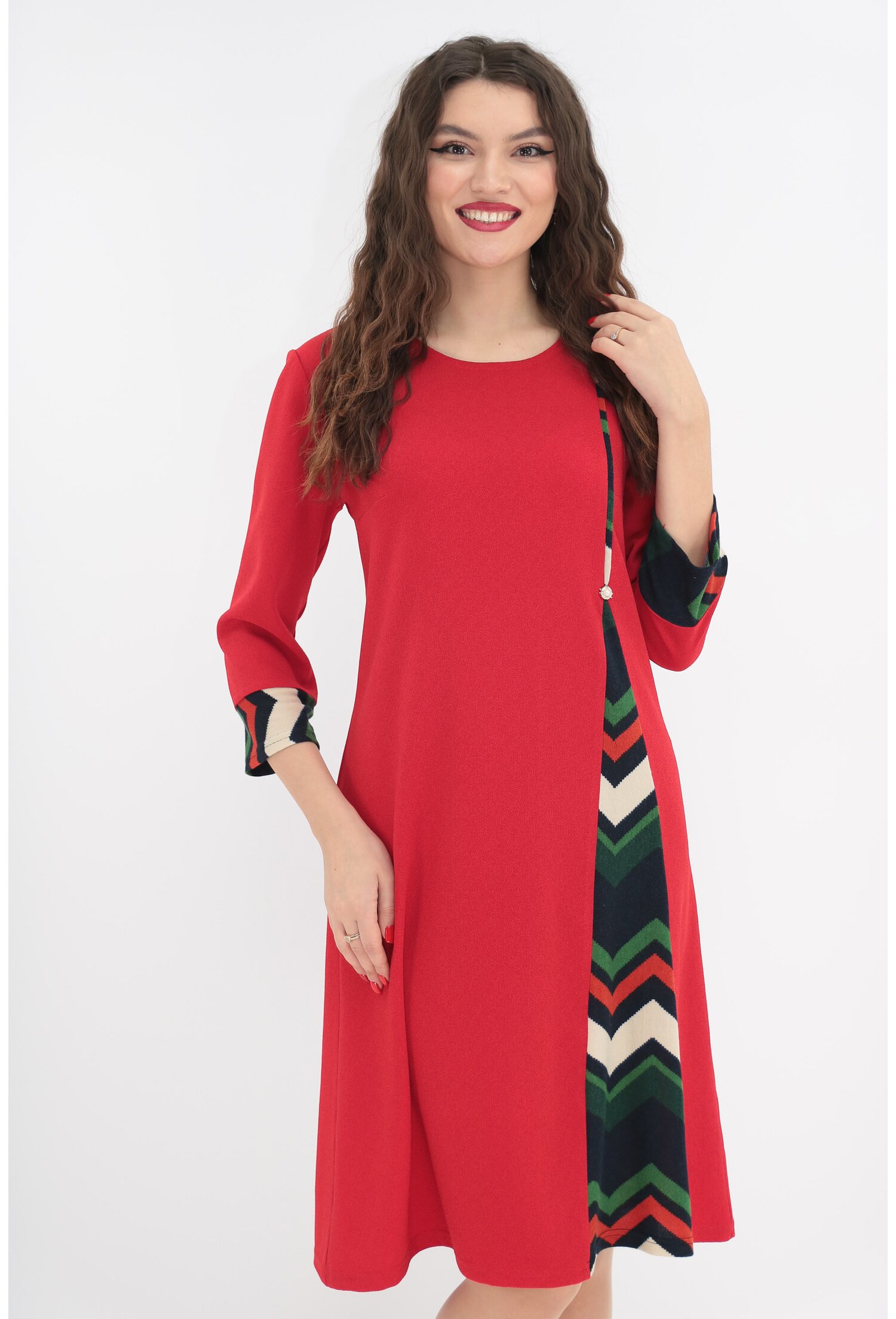 Rochie evazata rosie cu garnituri geometrice