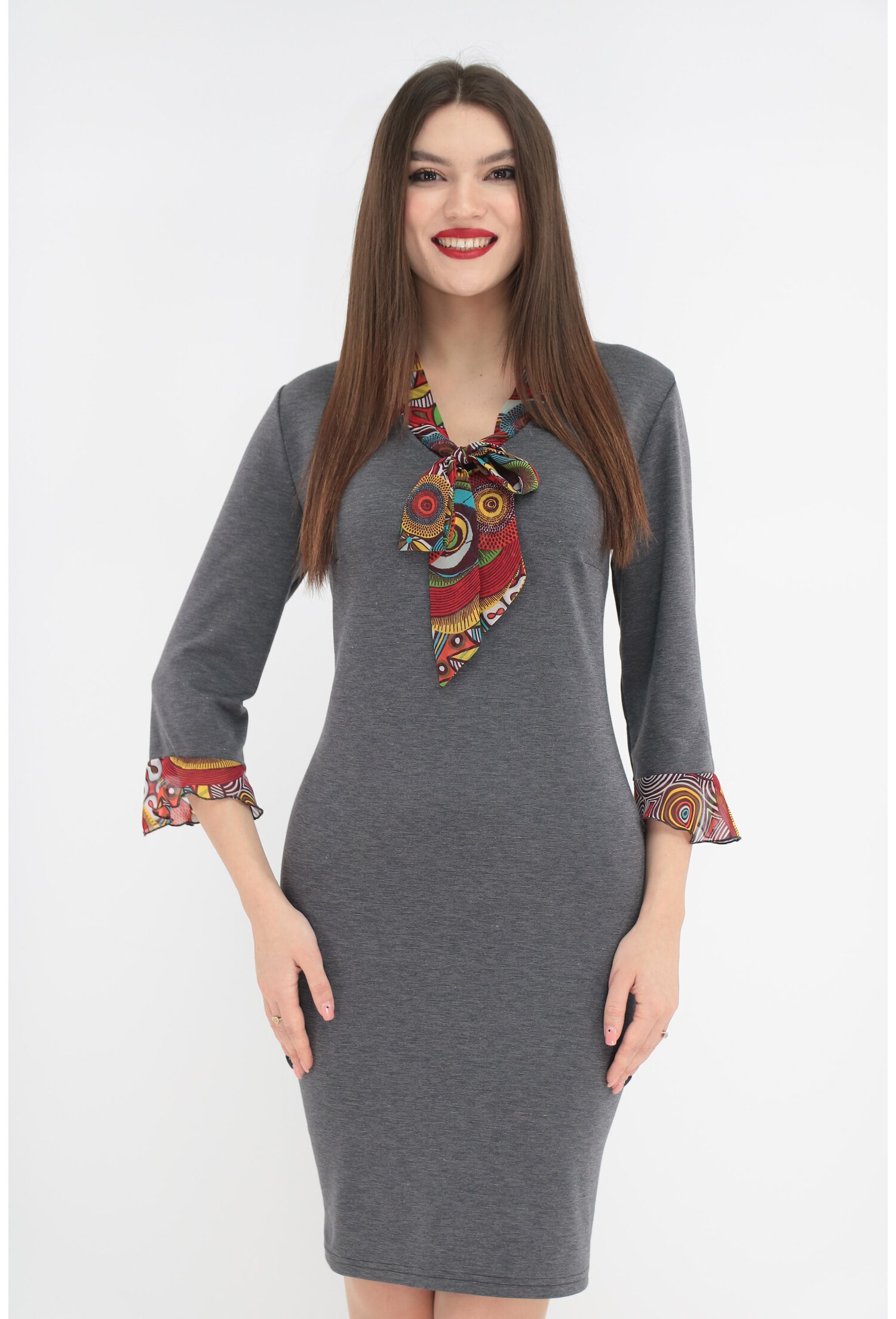 Rochie gri cu volane la mansete si esarfa rosie