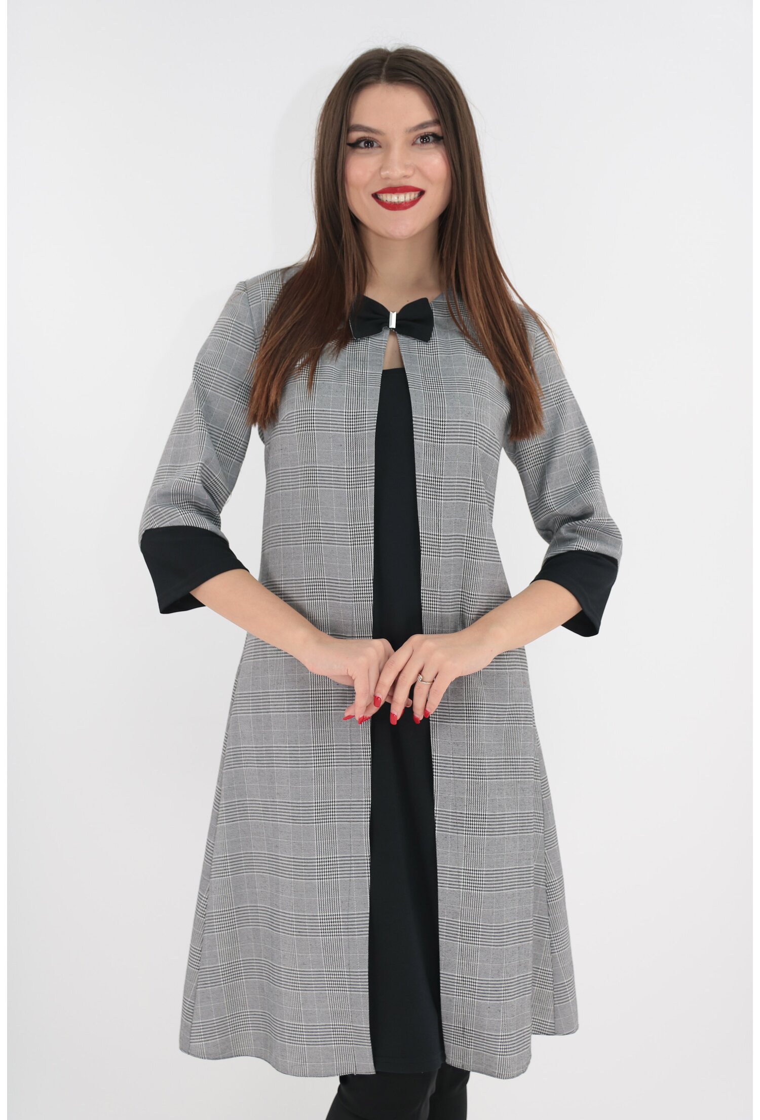 Rochie in carouri alb-negre cu insertii negre si aspect suprapus
