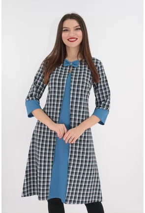 Rochie in carouri cu insertii albastre si aspect suprapus