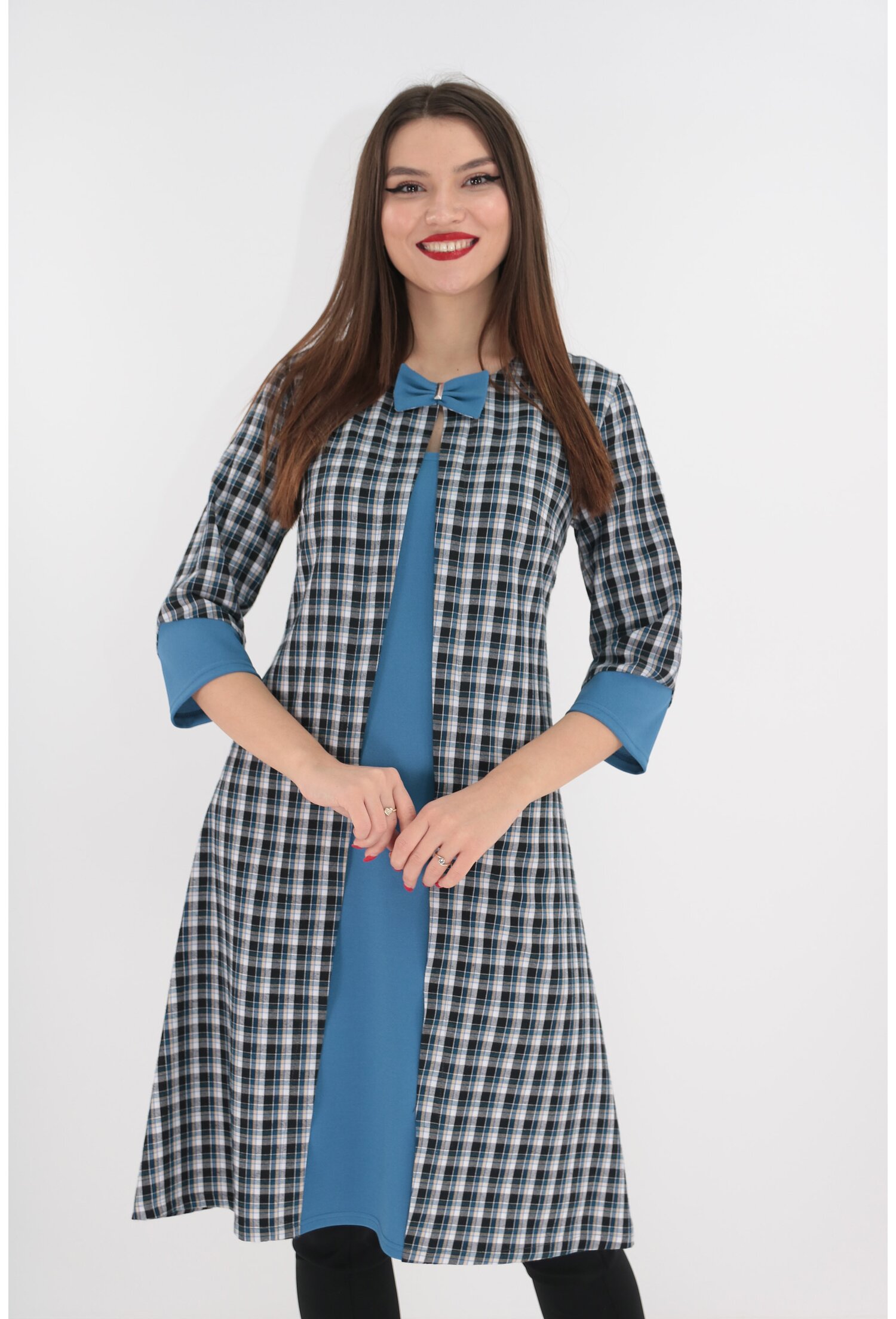 Rochie in carouri cu insertii albastre si aspect suprapus