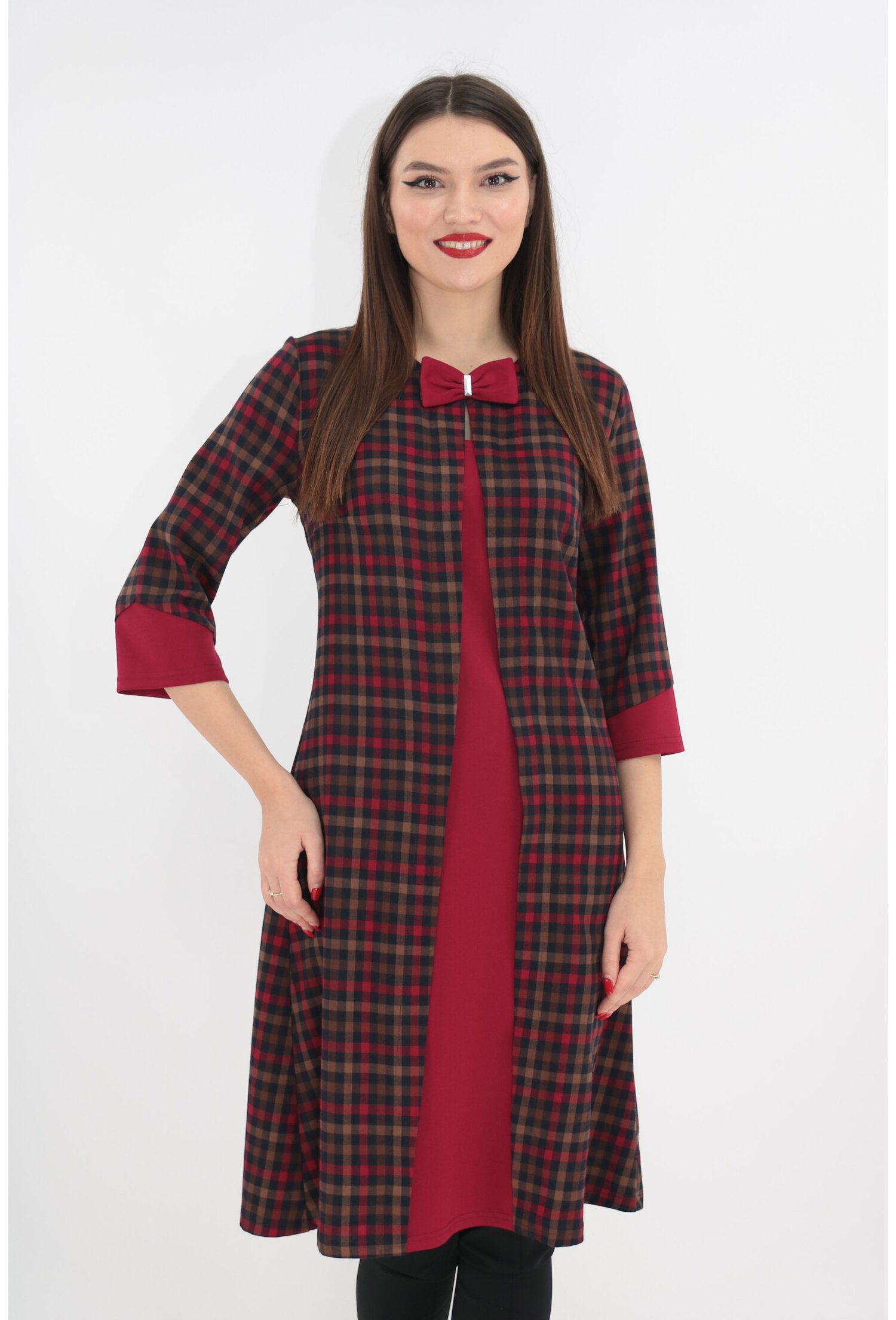 Rochie in carouri cu insertii bordo si aspect suprapus