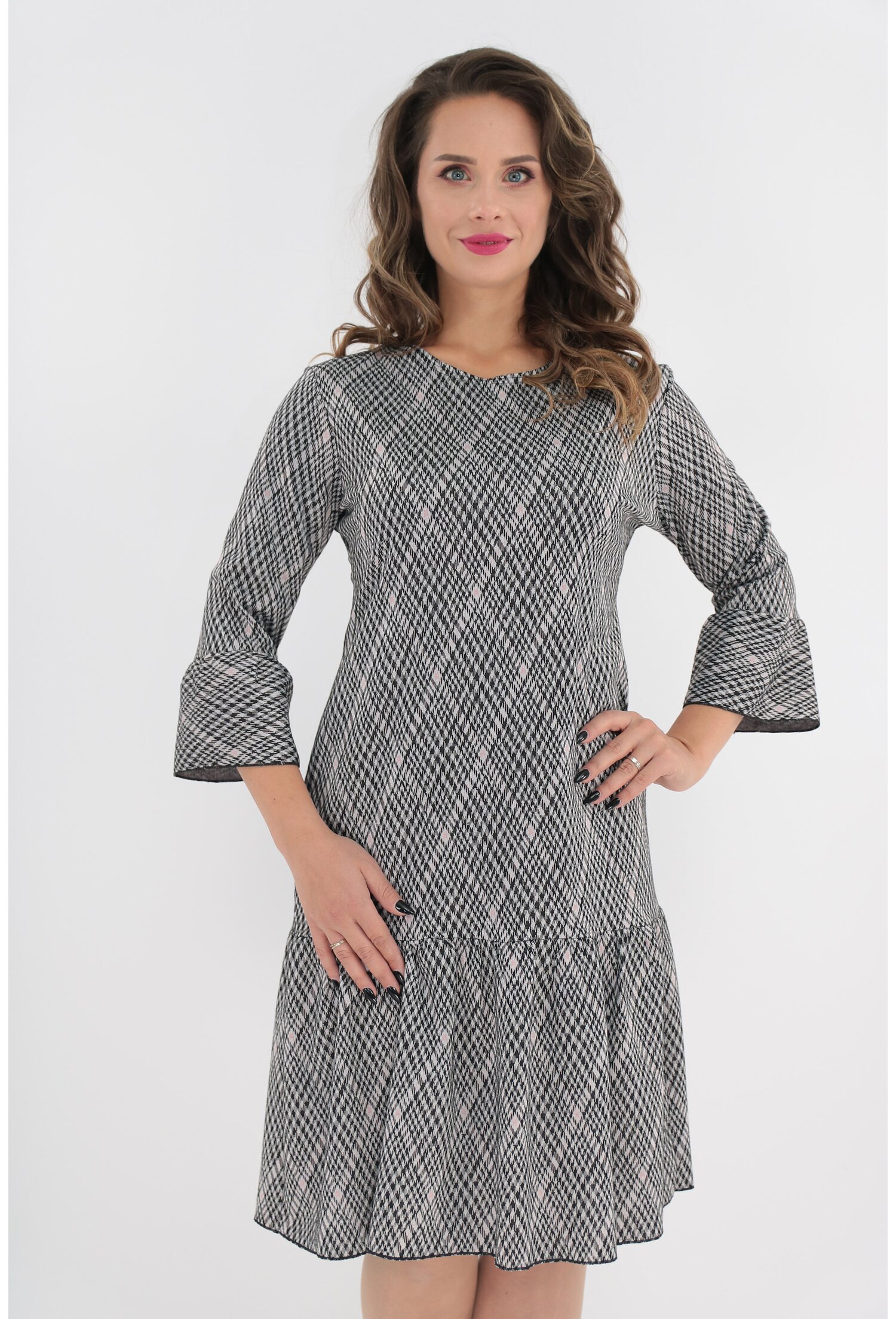 Rochie in carouri negre si volanase