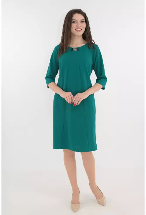 Rochie lejera turcoaz cu accesoriu argintiu la decolteu