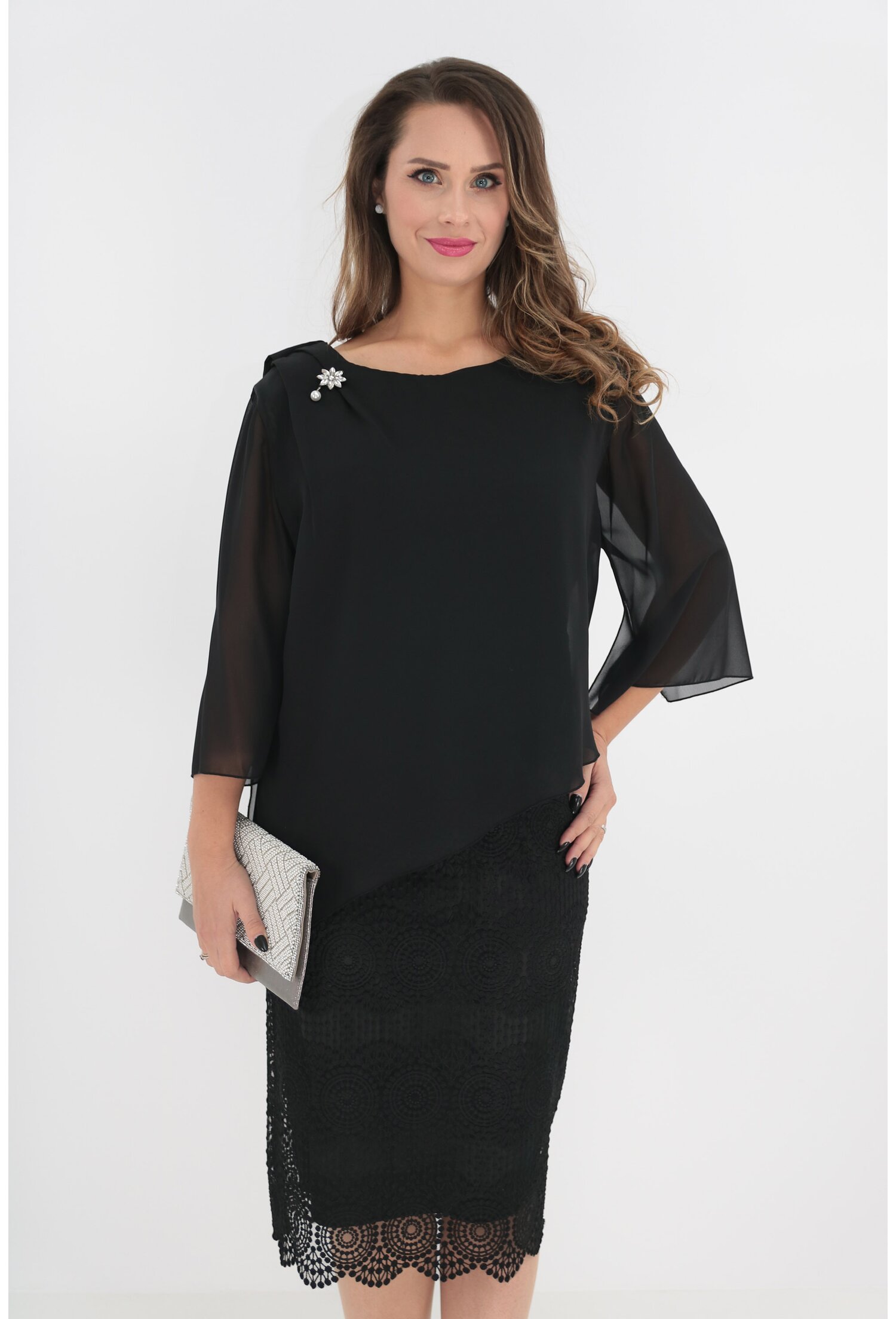 Rochie neagra din dantela cu pelerina din voal si brosa