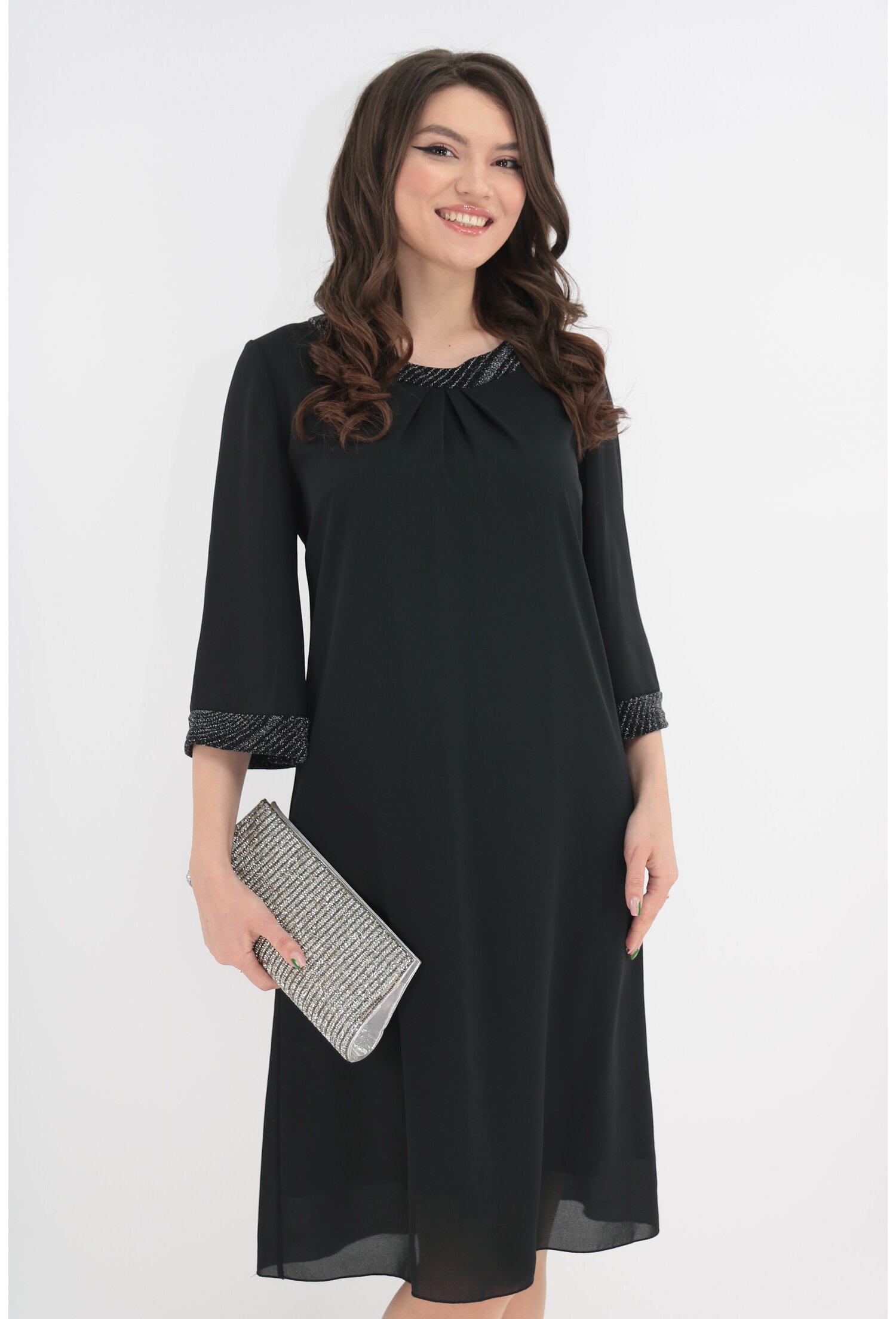 Rochie neagra din voal accesorizata cu insertii argintii