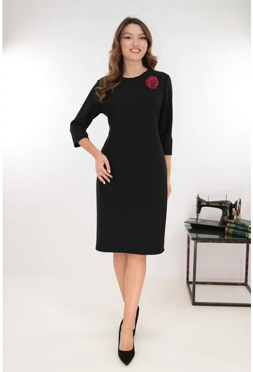 Rochie office neagra accesorizata cu o brosa