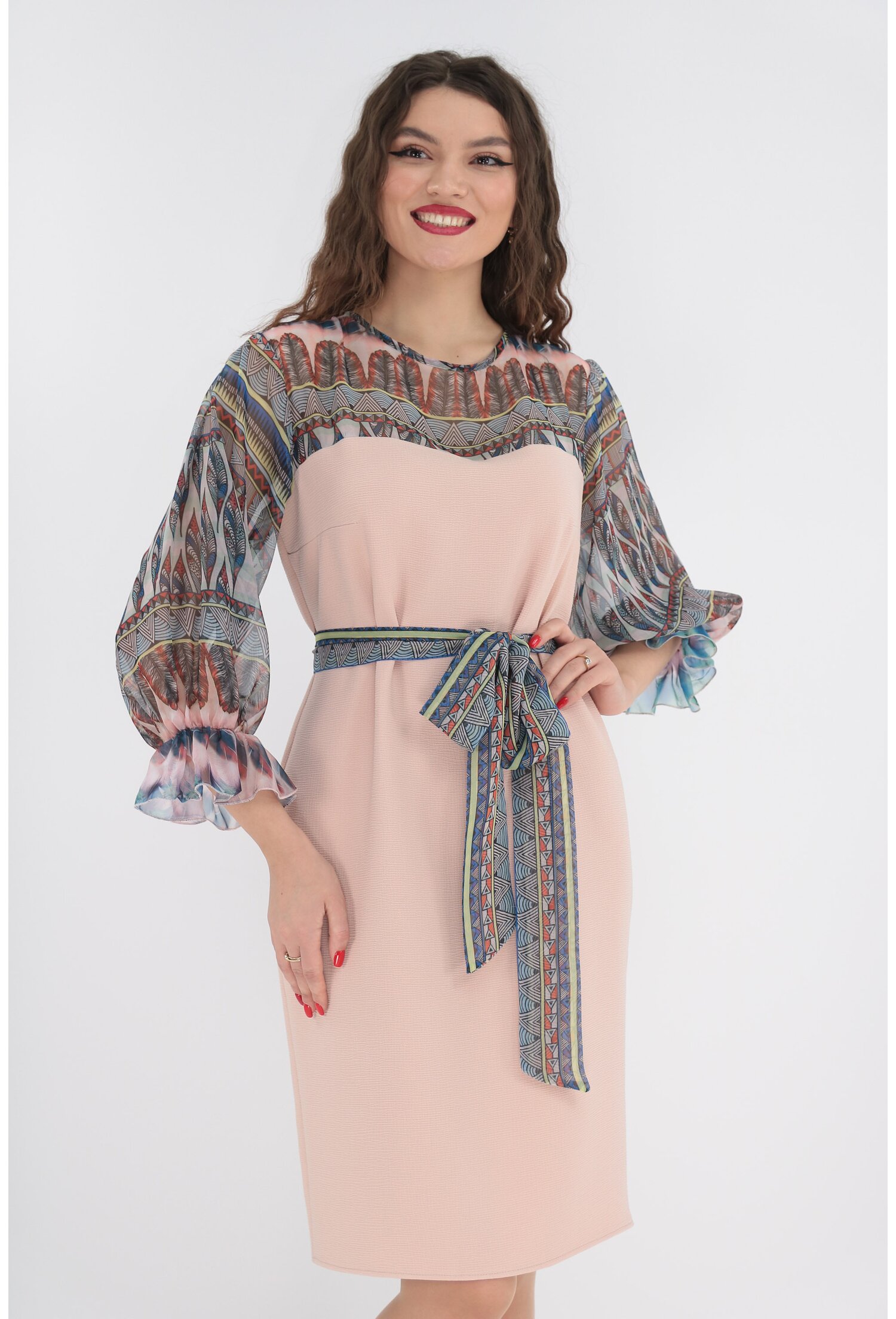 Rochie roz cu maneci din voal cu print abstract