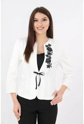 Sacou alb cu broderie neagra