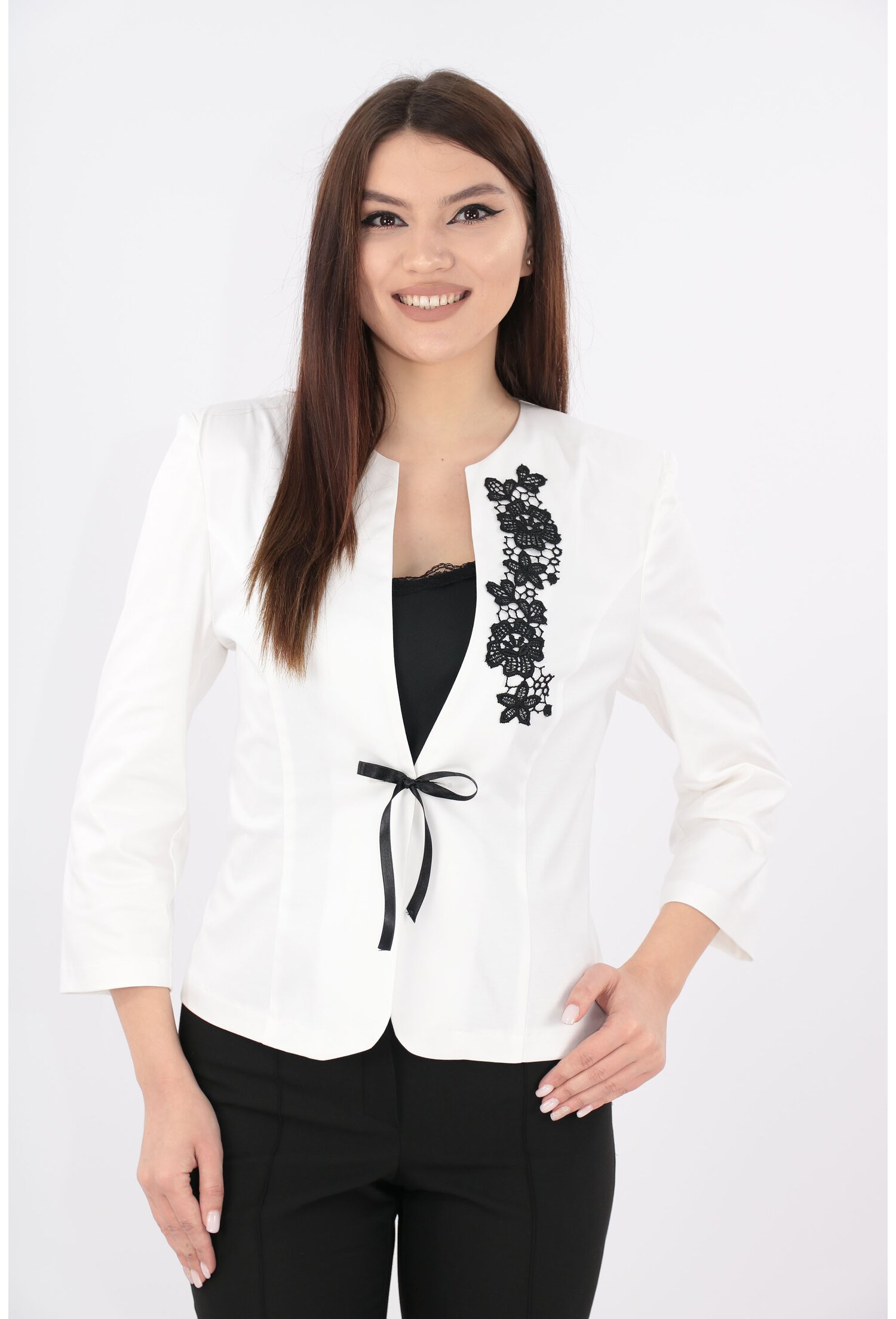 Sacou alb cu broderie neagra